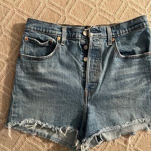 Womens Levi’s Ribcage Jean Short. Size 30